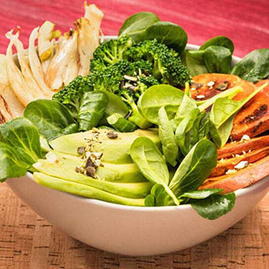 Rezept Bunte Salat-Bowl mit knackigen Kürbiskernen und Süßkartoffeln