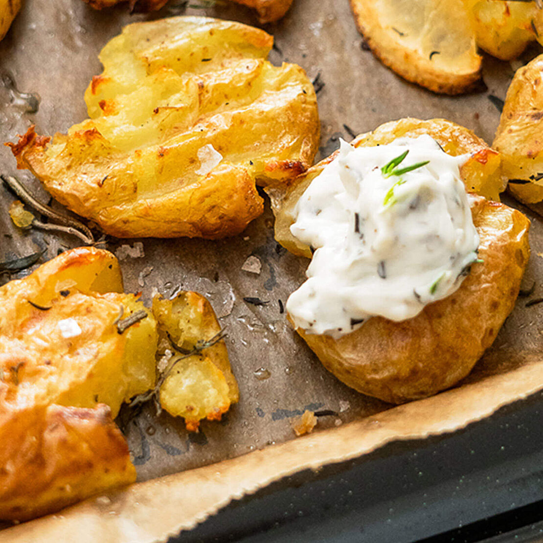 Smashed Potatoes aus dem Ofen ► Weich gekocht und dann flach gedrückt – Mit Quark oder Frischkäse ein richtiger Genuss.