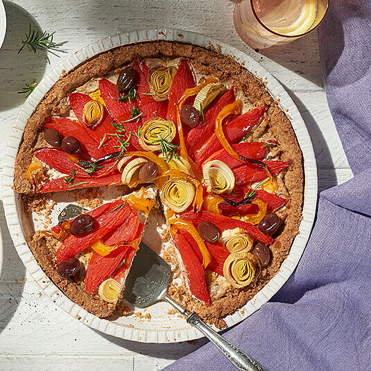 Unsere sommerliche Gemüse-Quiche mit BRESSO 100% PFLANZLICH Knoblauch &amp; Kräuter kombiniert saftige Tomaten, frischen Lauch und Paprika 