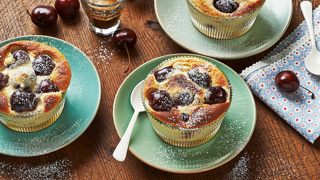 Ein süßer Snack für den Sommer: Mini Kirsch-Clafoutis verfeinert mit Bresso.