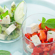 Rezept für fruchtigen Käse-Salat mit Erdbeeren, Kiwi und frischer Minze