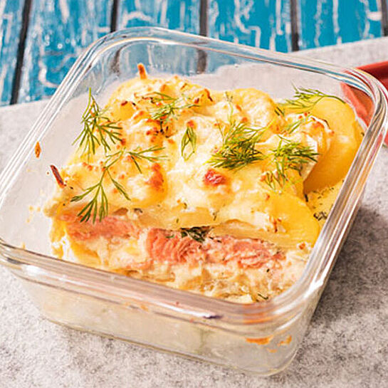 Raffinierter Kartoffelgratin mit Lachs, getoppt mit Gouda Käse und Brunch Frischkäse