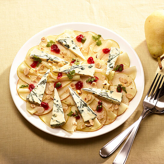 Fruchtiges Birnencarpaccio trifft auf Kohlrabi und würzigen Saint Agur. 