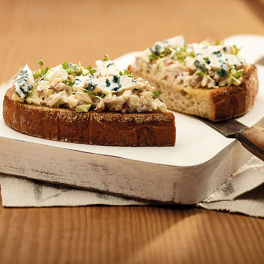 Tartine - krosse Brotscheiben mit einem kräftigen Aufstrich aus Makrele, Saint Agur, Gurke und Apfel.