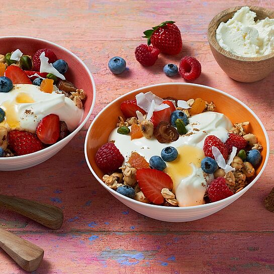 Rezept für einer fruchtige Frühstücksbowl mit BRESSO Frischkäse 