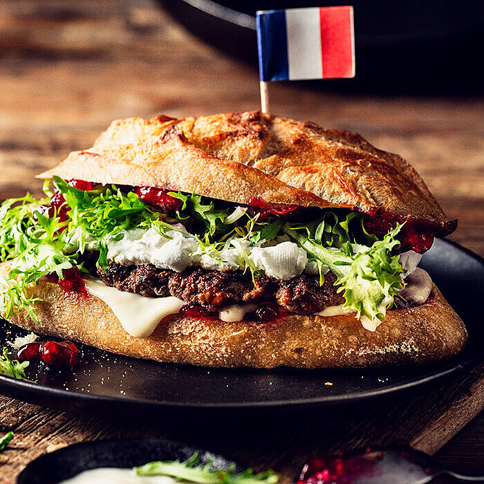 French Burger mit Ziegenfrischkäse