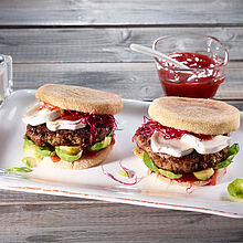 Köstlicher Cheeseburger mit Ziegenkäse, Wintergemüse und raffiniertem Quitten-Ketchup.