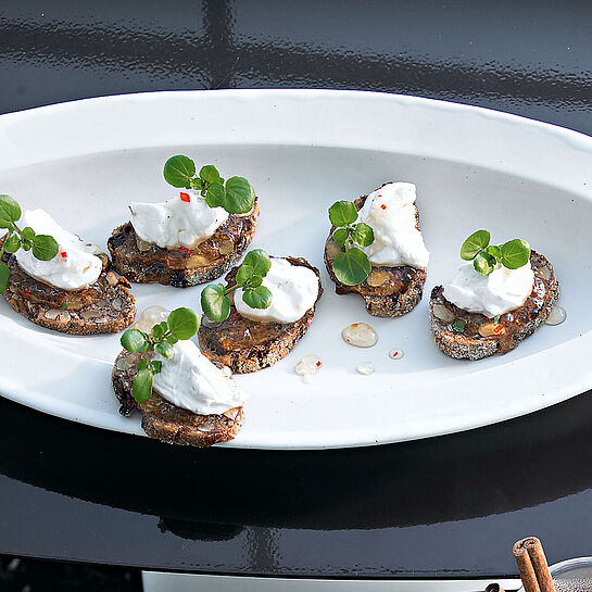 Süßlich-scharfes Nussbrot mit Ziegenkäse von Chavroux. Dieses leckere Ziegenkäse Rezept wurde uns von dem Food- und Genuss-Magazin &lt;a href=&quot;http://www.lust-auf-genuss.de/&quot; target=&quot;_&quot;&gt;Lust auf Genuss&lt;/a&gt; zur Verfügung gestellt.