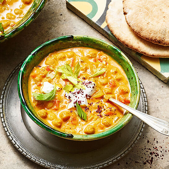 Kichererbsensuppe verfeinert mit Lauchzwiebel und dazu feiner Brunch Frischkäse