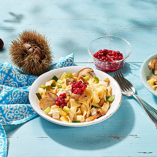 Nudeln mit Pilzsoße, Kastanien und Käse sind lecker und schnell zubereitet. So lässt sich der Herbst mit Bresso genießen.