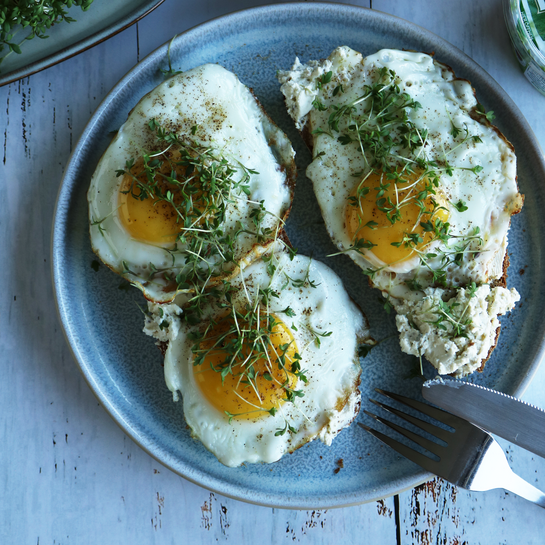 Rezept-Stulle-mit-Bratei-Bresso-3 2 Stullen bestrichen mit Bresso Kräuter der Provence und belegt mit Brateiern und Kresse.