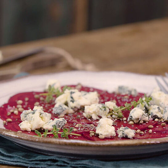 Rote Bete-Carpaccio mit Blauschimmelkäse 