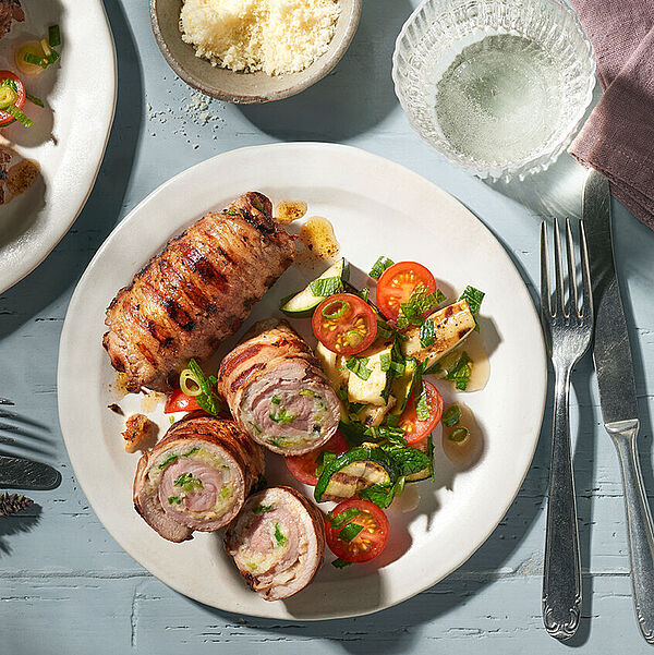 Leckere Kalbsroulade vom Grill ummantelt mit Speck und dazu Gemüse vom Grill