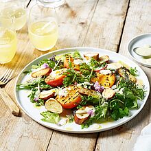 Brezelsalat mit gegrilltem Pfirsich und Milkana Pur-Kräuterdressing