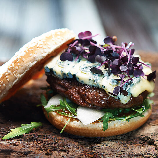 Fruchtiger Cheeseburger mit Mango Chutney, Rucola und Saint Agur. Garniert mit frisches Kresse . 