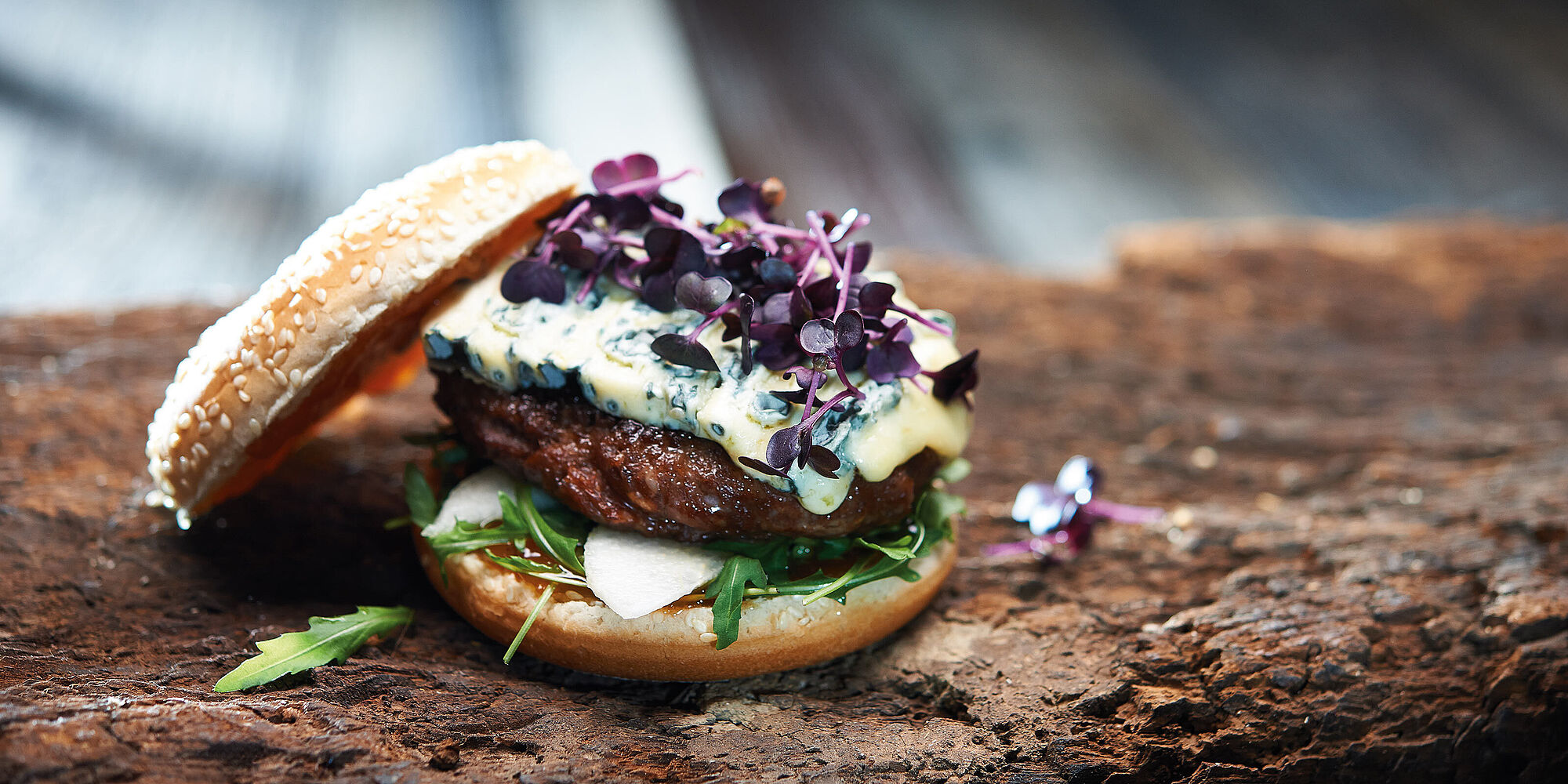 Saint Agur Burger mit Mangochutney und Rucola