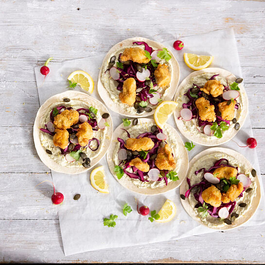 Fünf fantastische Tortilla Wraps mit Gemüse, Salat und Backhendl