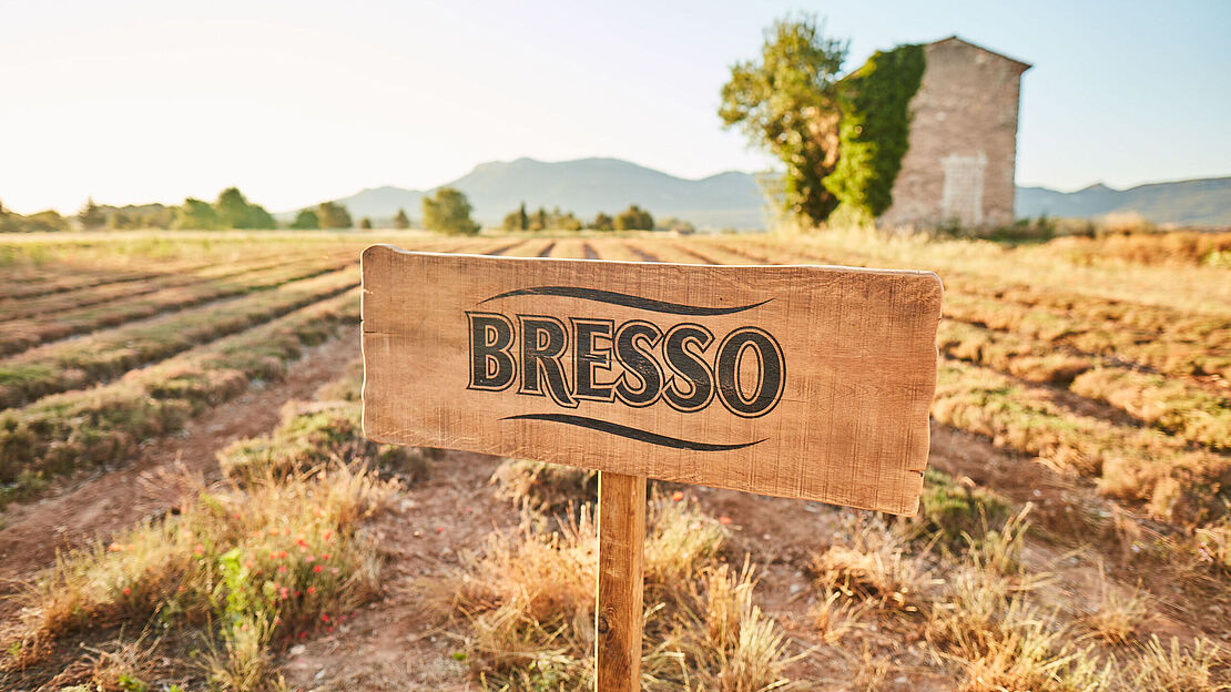 BRESSO-Schild in der Provence auf dem Kräuterfeld mit Häuschen