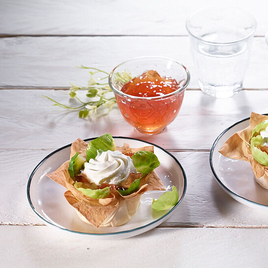 Diese Filo-Teig-Blüte mit Rosenkohl, Chavroux Frischkäse und köstlichem Quitten-Gelee macht nicht nur optisch etwas her.