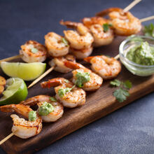 Gebratene Garnelenspieße mit Speck und Rucola-Frischkäse Dip Leckere Garnelenspieße vom Grill oder aus der Pfanne mit frischem Rucolla Dip
