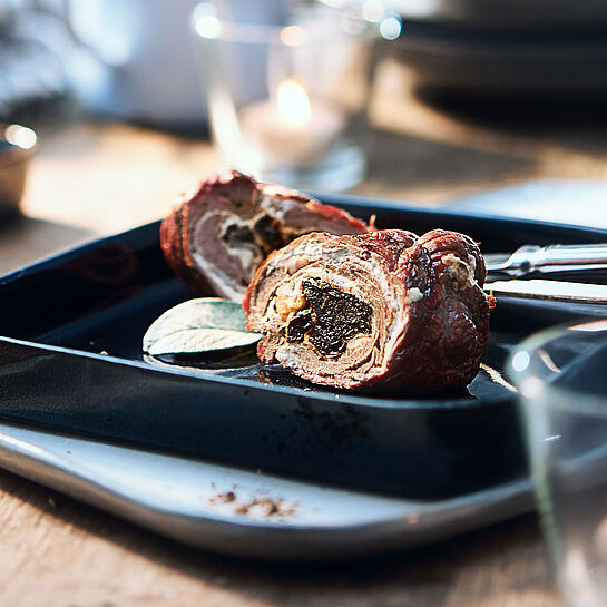 Wintergillen deluxe: Steakrollen gefüllt mit Pflaumen und Ziegenfrischkäse
