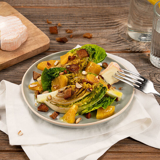 Fruchtig kerniger Orangen-Mandel-Salat mit knackigem Salat und Saint Albray Käse