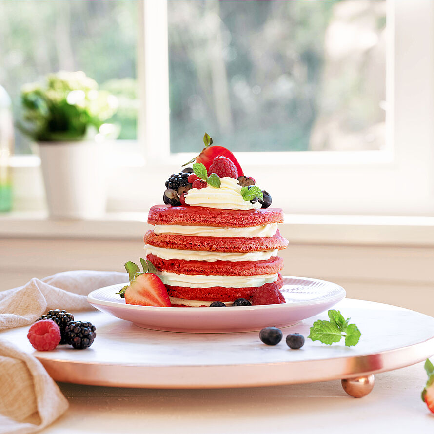  Atemberaubend schöne Pancake-Torte, die kunstvoll mit einer Auswahl saftiger Beeren garniert ist