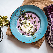 Rezept für Rotkohlsuppe mit Feldsalatpesto und Brunch-Schaum