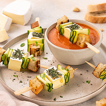 Rezept für Käse-Croûton-Spieße mit Tomatensuppe