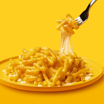 Mac'n Cheese als klassisches Komfortgericht aus zarten Makkaroni-Nudeln in einer reichhaltigen, cremigen Käsesoße