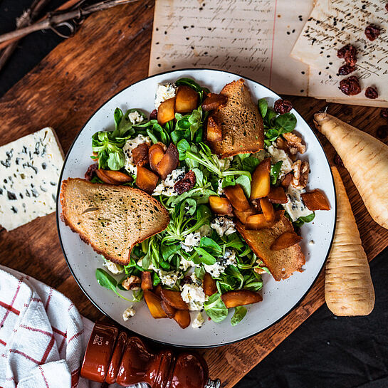 Rezept für winterlichen Feldsalat mit karamellisierten Pastinaken und Saint Agur