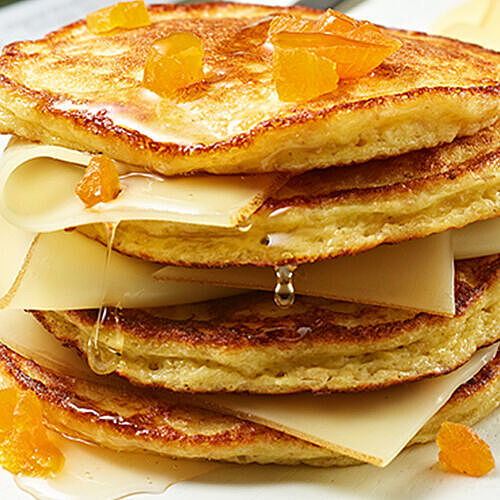 Der herzhaft-würzige Fol Epi Käse passt perfekt zu den süßen Protein Pancakes mit Honig