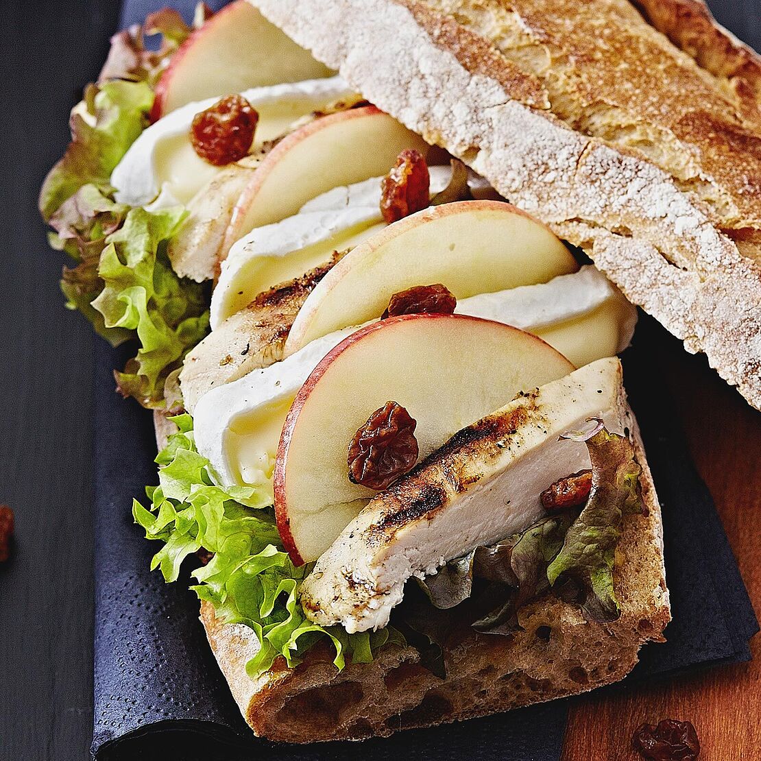 Fruchtiges Baguette-Sandwich mit Hähnchen, Apfel und Tomme Vaudoise