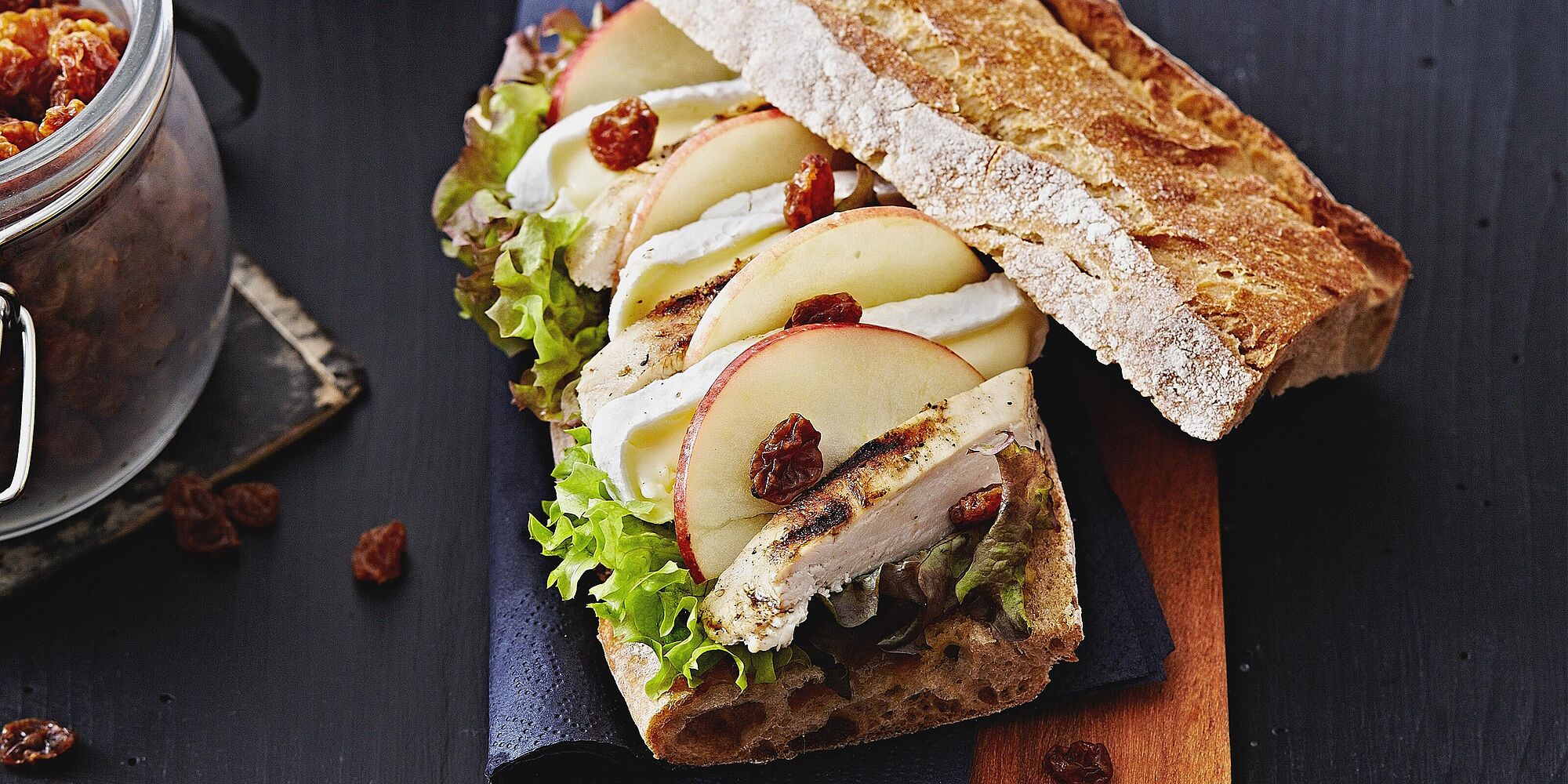 Fruchtiges Baguette-Sandwich mit Hähnchenbrust