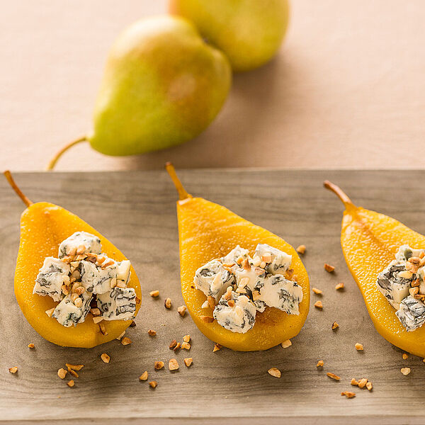 Pochierte Gewürz-Birne mit Blauschimmelkäse