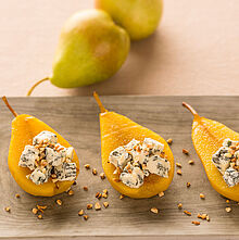 Pochierte Gewürz-Birne mit Blauschimmelkäse