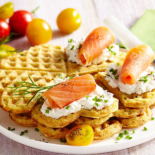 Pikante Kartoffelwaffeln mit Ziegnefrischkaese und Raeucherlachs