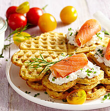 Pikante Kartoffelwaffeln mit Ziegnefrischkaese und Raeucherlachs