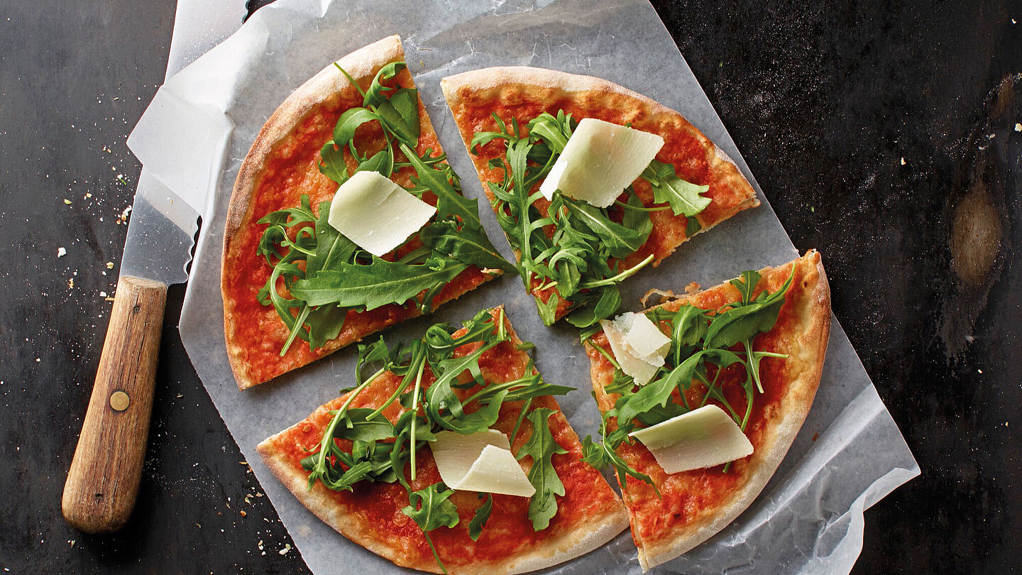 Raffinierte Pizza Margherita mit Parmigiano Reggiano und Rucola