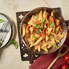 Mediterrane Nudelpfanne mit frischen Cherry-Tomaten und cremig-würziger Sahnesoße