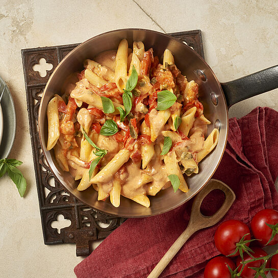 Mediterrane Nudelpfanne mit frischen Cherry-Tomaten und cremig-würziger Sahnesoße