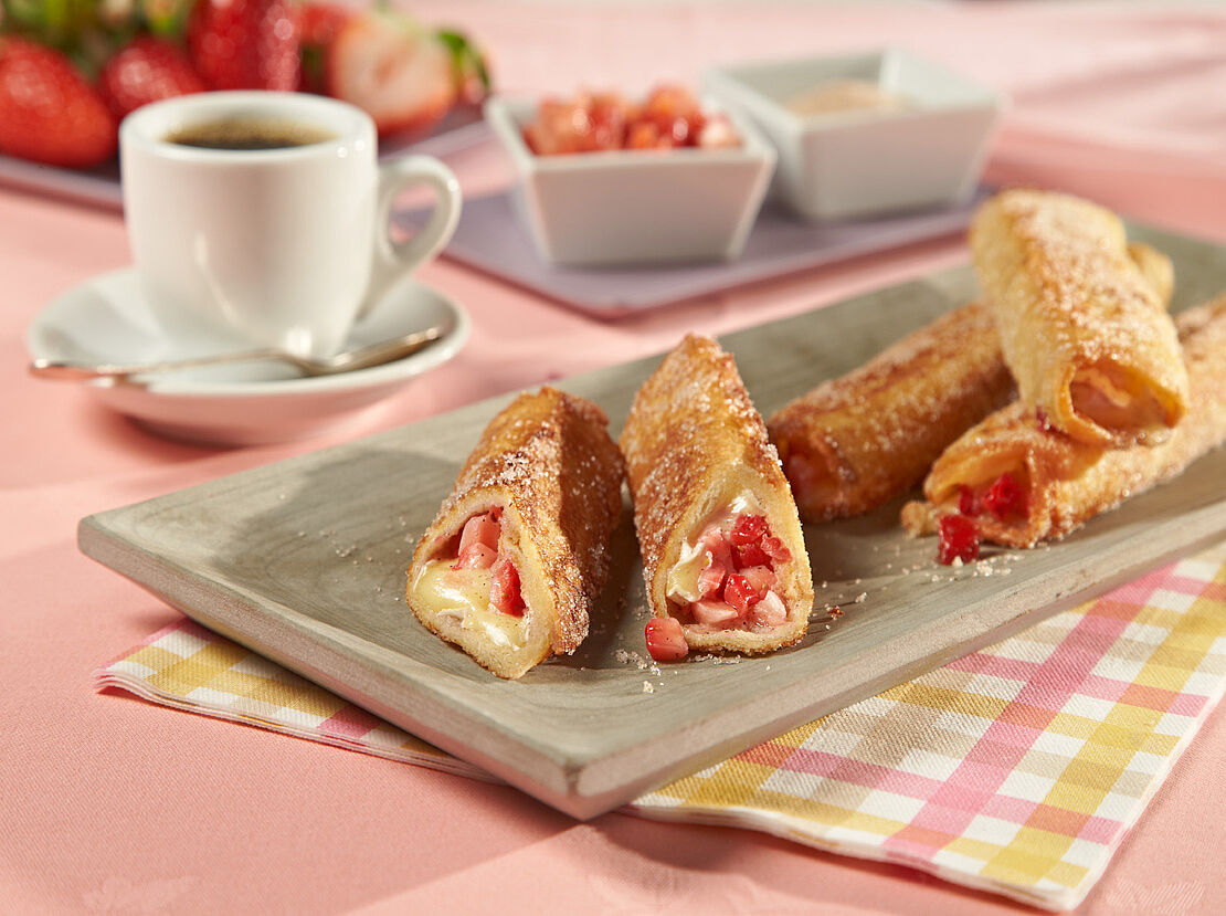 Brioche Dessert-Rolle mit Erdbeeren und Géramont Classic.