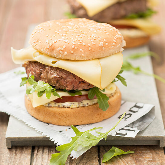 Mediterraner Rucola Burger mit himmlischer Honig-Mayonnaise