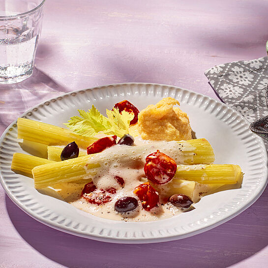 Mediterrane Pasta mit Käse-Sahne Sauce, geschmorten Kirschtomaten und Oliven