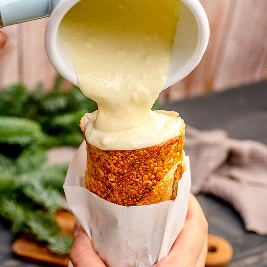 Knuspriges Käsefondue-Baguette Rezept Knuspriges Baguette, gefüllt mit cremigem Käsefondue und frischen Kräutern – ein Genuss für alle Käseliebhaber.