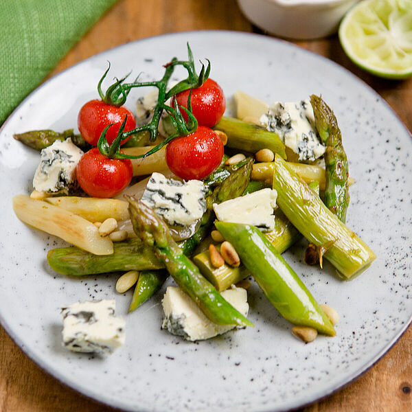 Rezept lauwarmer Spargelsalat mit Saint Agur Blauschimmelkäse, Kirschtomaten, Pinienkernen und Limettendressing