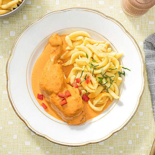 Paprikahendl, verfeinert mit Brunch Paprika &amp; Peperoni. Serviert mit frischen Spätzle.