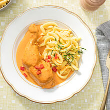 Paprikahendl, verfeinert mit Brunch Paprika &amp; Peperoni. Serviert mit frischen Spätzle.