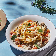 Weiße Bolognese mit cremigem Bresso und Gewürzen verfeinert.