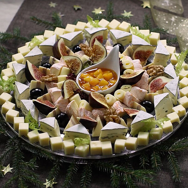 Käseplatte in Form eines Mandalas mit Feigen und Quitten-Chutney für die Festtage